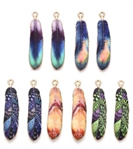 20 vedhæng med fjer. 4 stk. af hver.